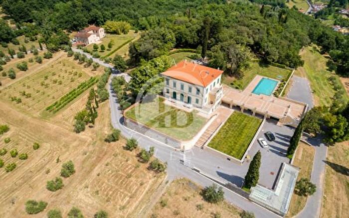 Casa con 6 locali in vendita in Pistoia