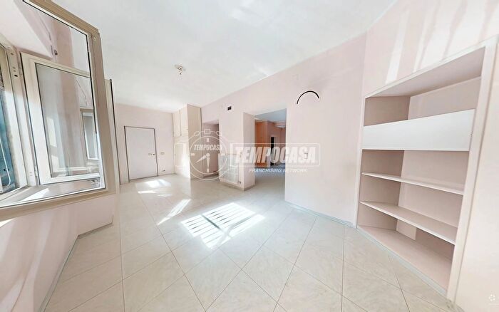 Appartamento quadrilocale in vendita in Via Venezia, Cesa