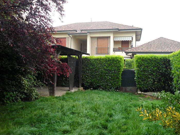 Appartamento trilocale in affitto in Via Giosuè Carducci, Vedano al Lambro