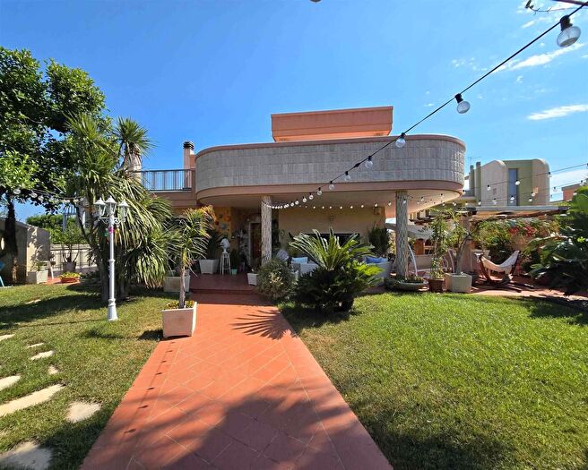 Casa con 14 locali in vendita in Via Baione, Monopoli