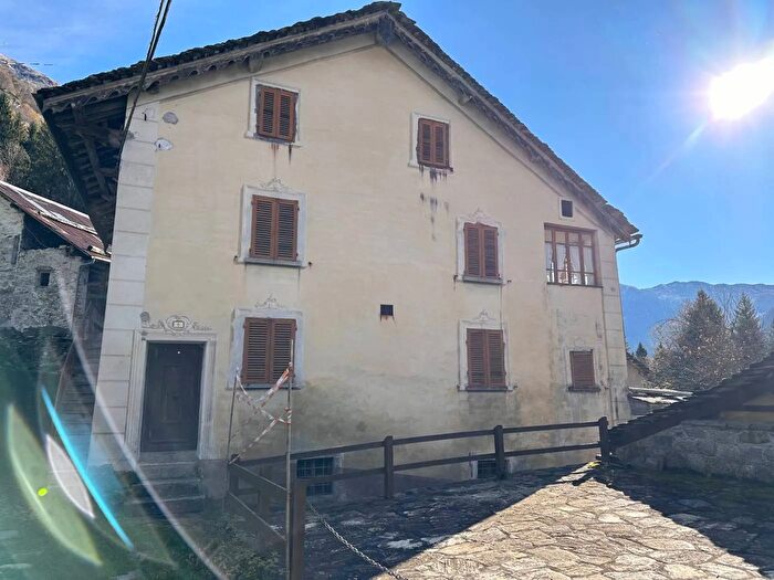 Casa con 7 locali in vendita in Vicolo delle Grande Campertogno, Campertogno