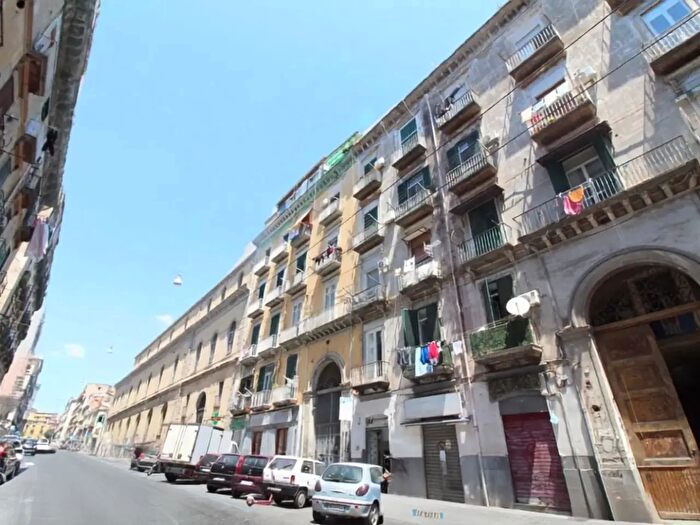 Appartamento trilocale in vendita in Via Cesare Rosaroll, Napoli