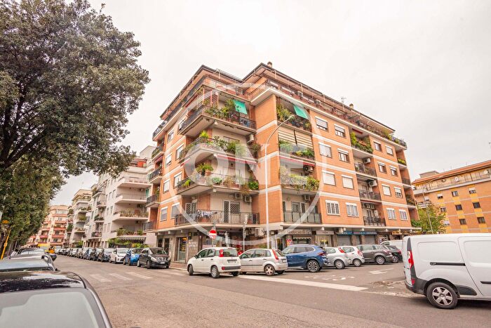Appartamento quadrilocale in vendita in Via Paolo Albera, Roma