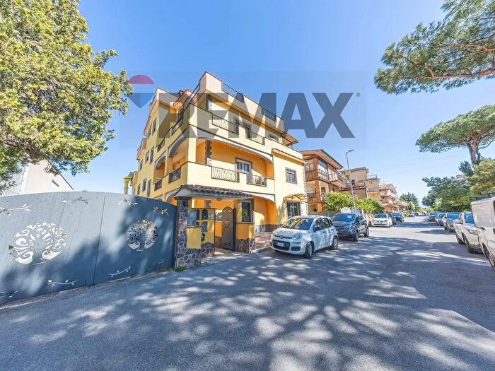 Appartamento quadrilocale in vendita in Via Gioia Tauro, Roma