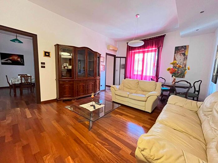 Appartamento quadrilocale in affitto in Via Imperatore Federico, Fiera, Palermo