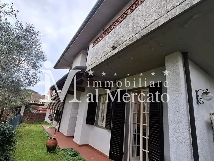 Casa con 7 locali in vendita in Viareggio