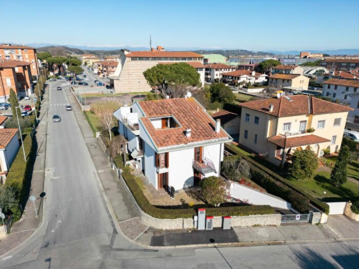 Casa con 8 locali in vendita in a Cristoforo Colombo, Pontedera