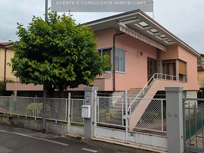 Casa quadrilocale in vendita in Via Francesco Rismondo, Vittorio Veneto