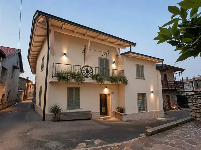 Casa trilocale in vendita in Via Valletta, Caprino Bergamasco