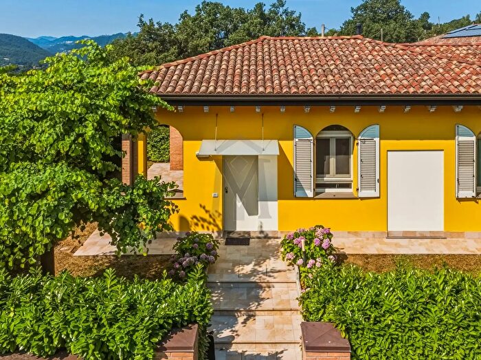 Casa con 5 locali in vendita in Ronco, Viano