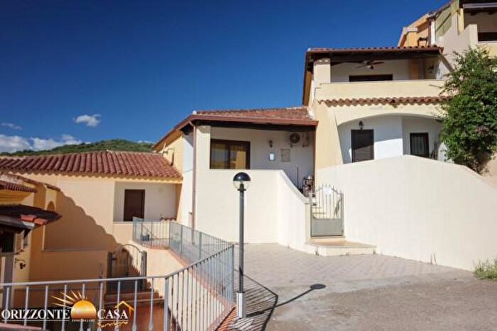 Casa quadrilocale in vendita in Via Giovanni Maria Angioj, Budoni