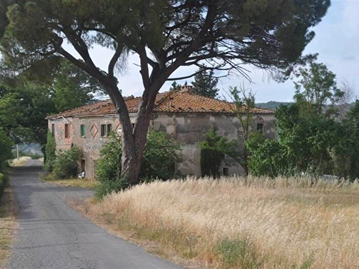 Casa con 6 locali in vendita in Pomarance