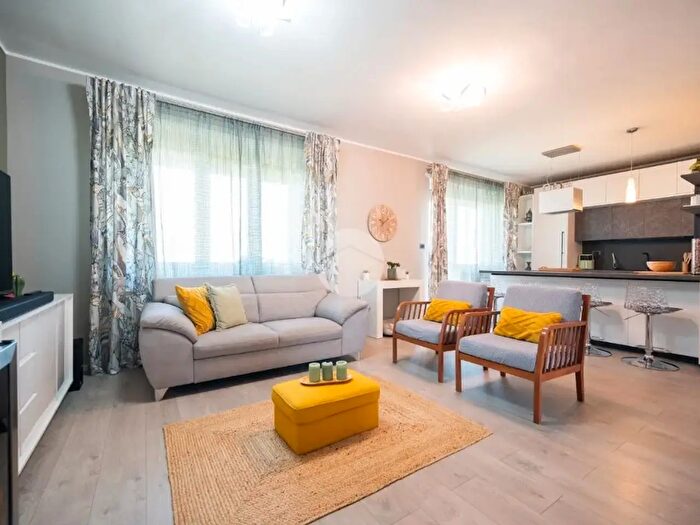 Appartamento con 5 locali in vendita in Via Ugo Foscolo, Volvera