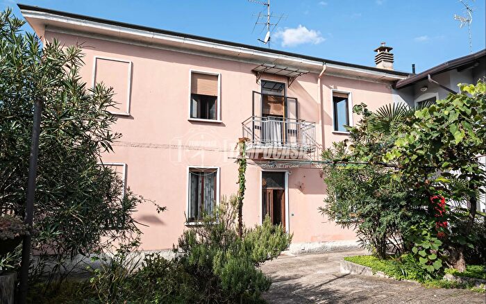 Casa trilocale in vendita in Via Monte Grappa, Ceriano Laghetto