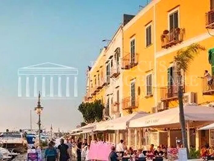 Appartamento quadrilocale in vendita in Via Porto, Ischia