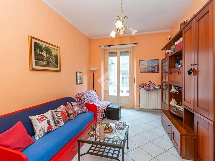 Appartamento trilocale in vendita in Via Domodossola, Torino