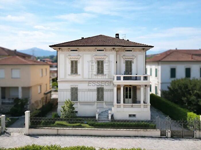 Casa con 20 locali in vendita in Lucca