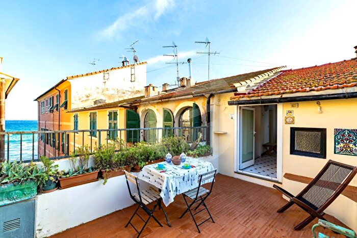 Appartamento trilocale in vendita in Via Dante Alighieri, Laigueglia