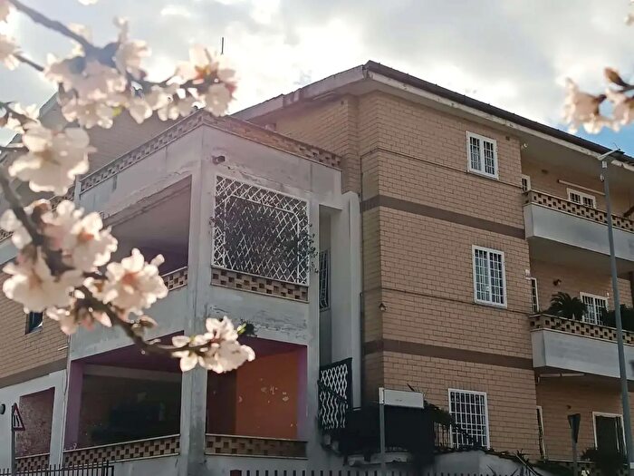 Appartamento trilocale in vendita in Via Mandanici, Roma