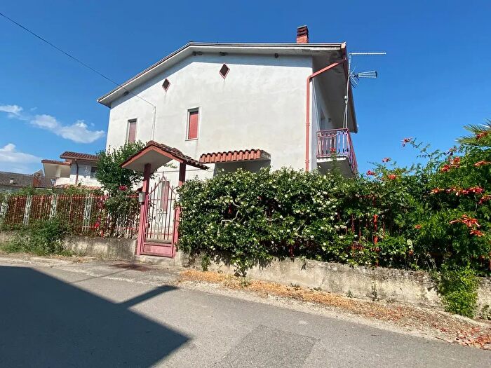 Casa con 6 locali in vendita in Via Francesco Petrarca, Sant'Angelo A Cupolo