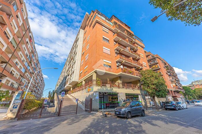 Appartamento trilocale in vendita in Via Pisino, Roma