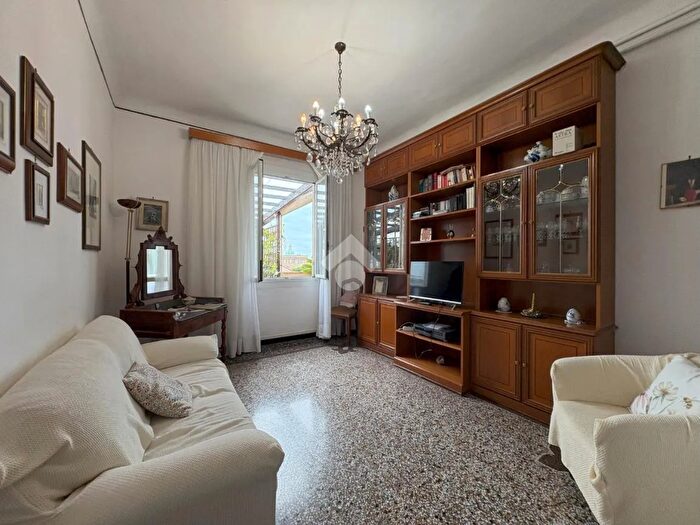 Appartamento con 10 locali in vendita in Via GB dAlbertis, Genova