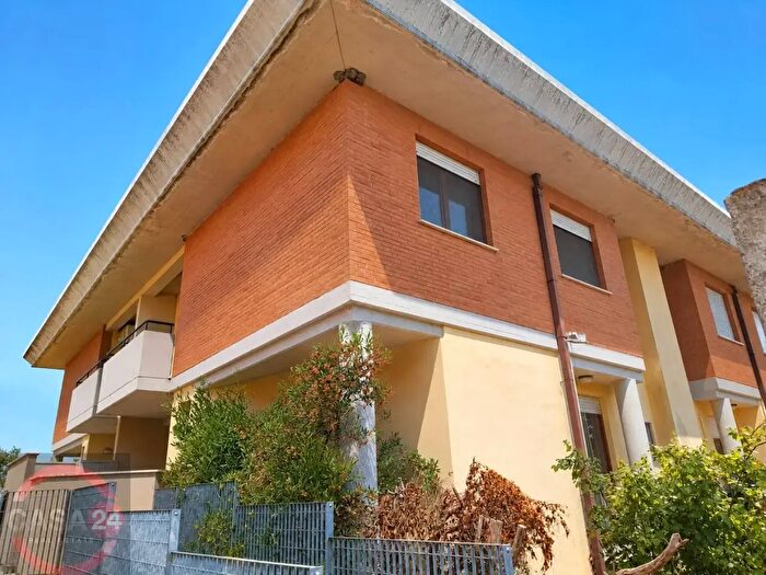 Casa con 7 locali in vendita in Strada Gallura, Latina