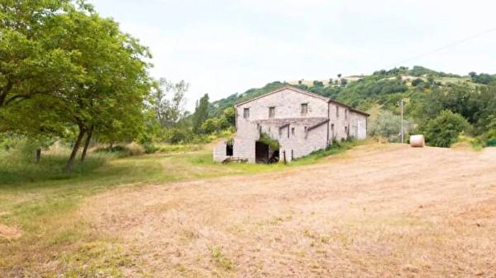 Casa con 6 locali in vendita in Frazione Cartoceto, Pergola