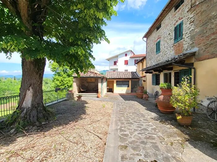 Casa con 9 locali in vendita in Vicchio