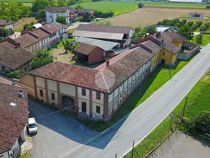 Casa con 10 locali in vendita in Frazione Riva, Bra