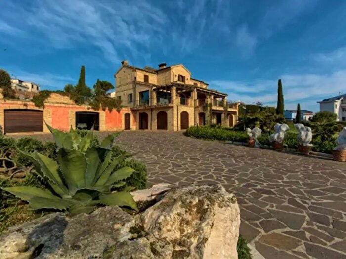 Casa con 6 locali in vendita in Viale Dante Alighieri, Montelupone