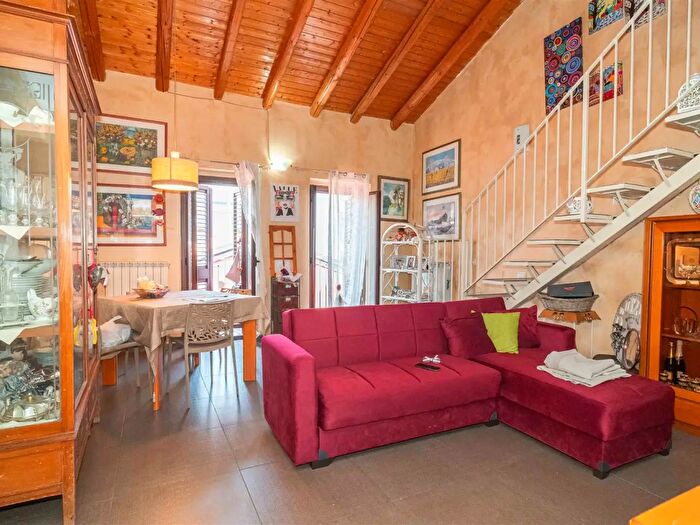 Appartamento trilocale in vendita in Via Lavina, Aci Sant'Antonio