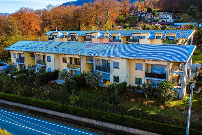 Appartamento trilocale in vendita in Via Statale C, Cadegliano Viconago