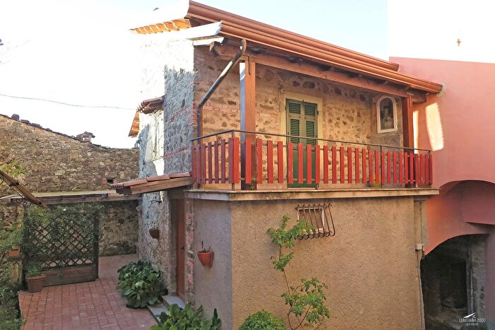 Casa con 6 locali in vendita in Bagnone