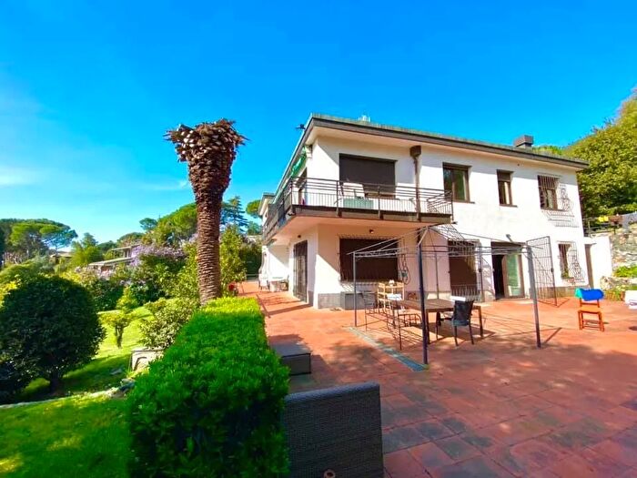 Appartamento con 6 locali in vendita in Via dei Pini dAleppo Varazze, Varazze