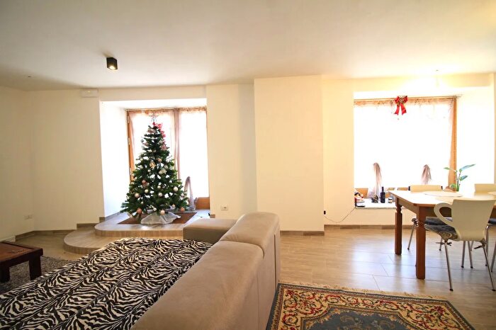 Appartamento trilocale in vendita in Via Pinzolo, Tione Di Trento