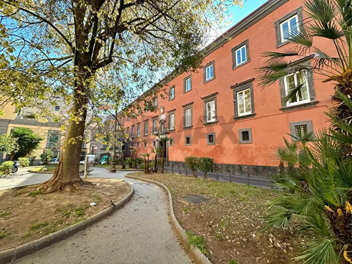 Appartamento trilocale in vendita in Via Loffredi, Napoli