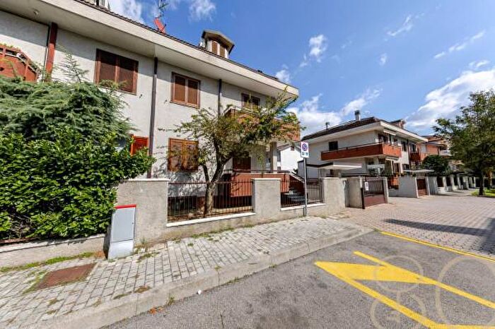 Casa con 6 locali in vendita in Via Zara, Limbiate
