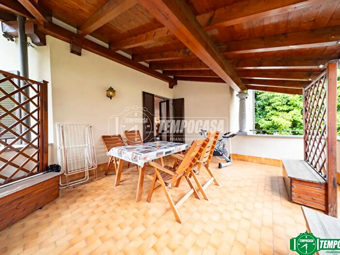 Appartamento con 5 locali in vendita in Via Vincenzo De Vit, Stresa
