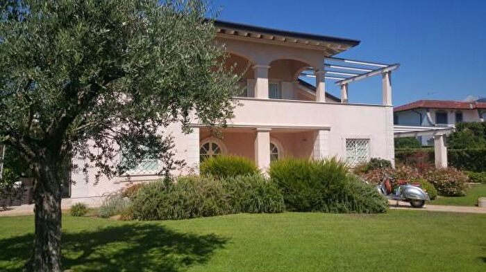 Casa con 6 locali in vendita in Forte Dei Marmi