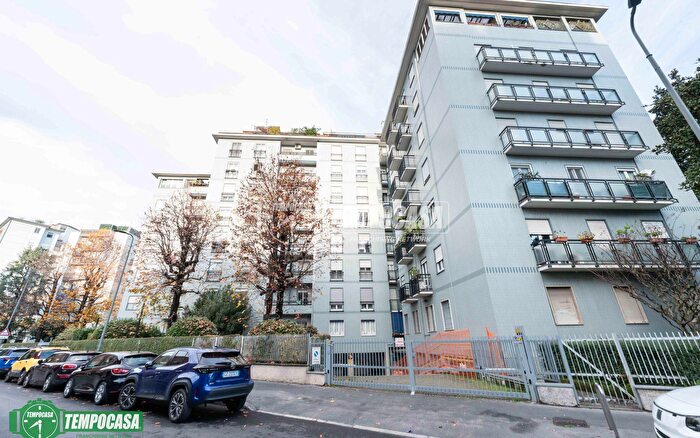 Appartamento trilocale in vendita in Via Francesco Cavezzali, Milano