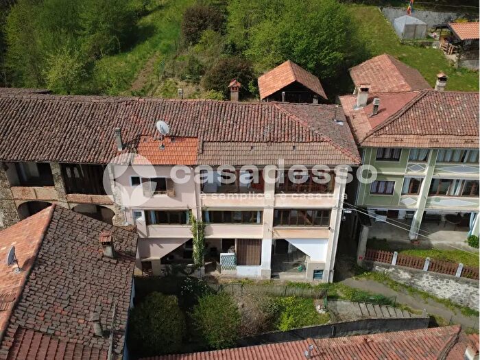 Casa con 9 locali in vendita in Frazione Foresto Via Maggiore, Borgosesia
