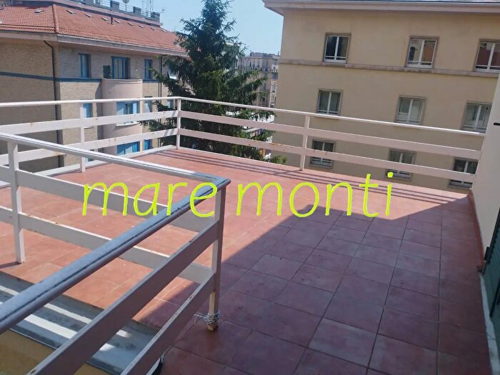 Appartamento con 9 locali in vendita in Via De Mari, Savona
