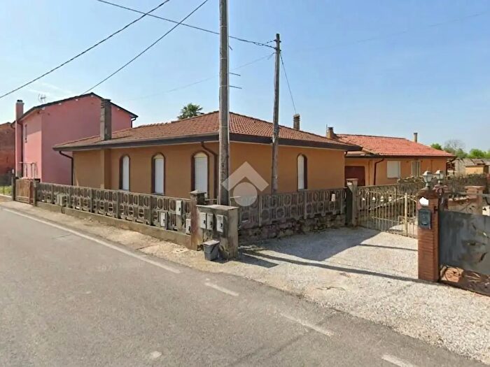 Casa con 10 locali in vendita in Via Carrare, Agna