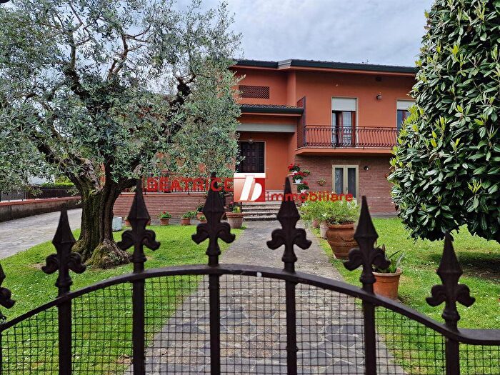 Casa con 10 locali in vendita in Via delle Volpi, Capannori