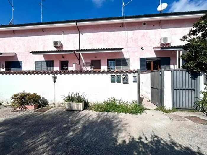 Casa con 6 locali in vendita in Via Luigi Pietrobono, Roma