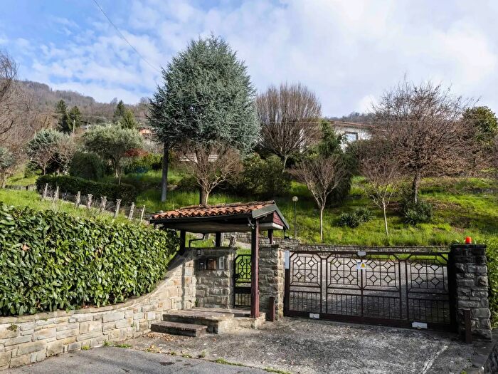 Casa con 10 locali in vendita in Via Valle, Foresto Sparso