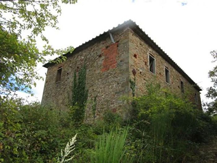 Casa con 6 locali in vendita in Bucine