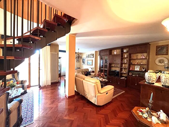 Appartamento con 8 locali in vendita in Via Bonghi, Grosseto