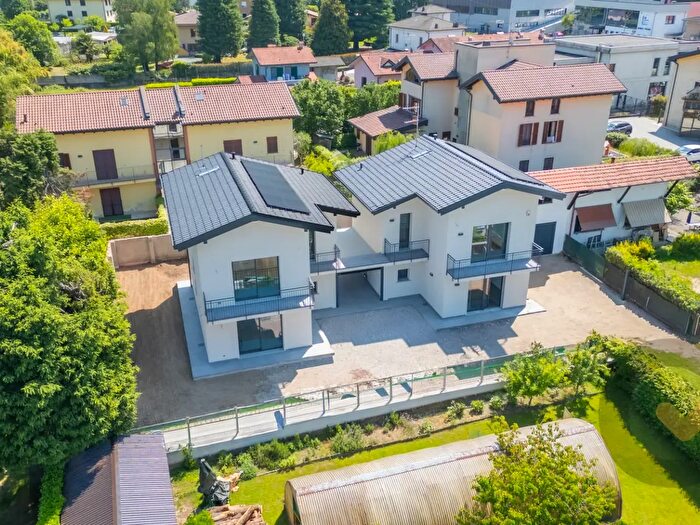 Casa quadrilocale in vendita in Via Piave Snc, Azzate